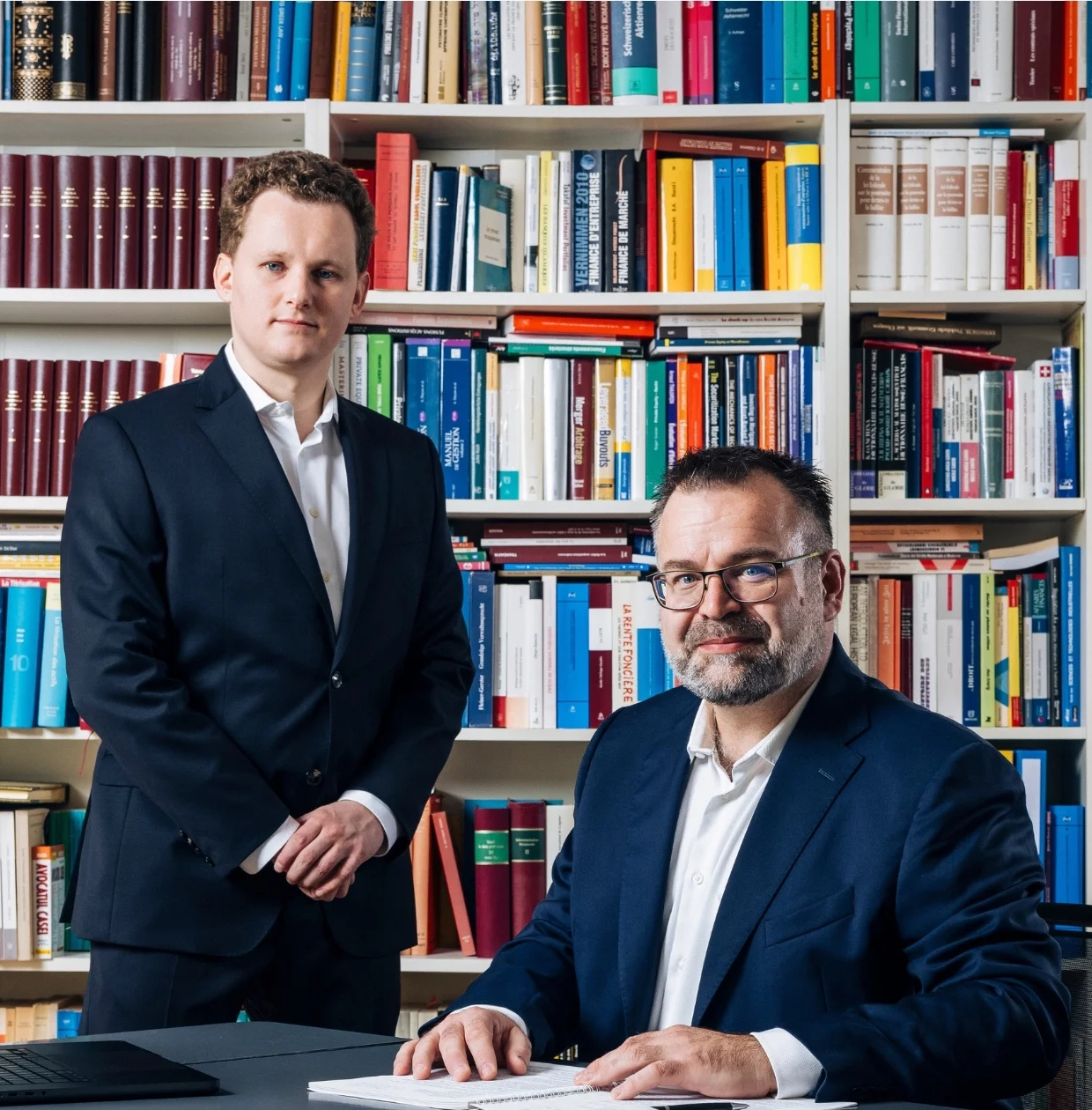 Me Wilfried Dovetta et Me Giuseppe Donatiello dans la bibliothèque de l’étude